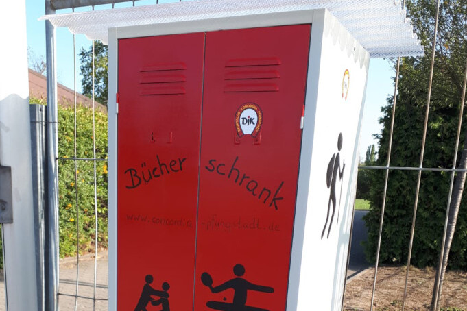 Offener Bücherschrank am Vereinsgelände