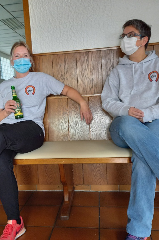 Mit neuem Bankbezug sitzt es sich trotz Maske angenehm