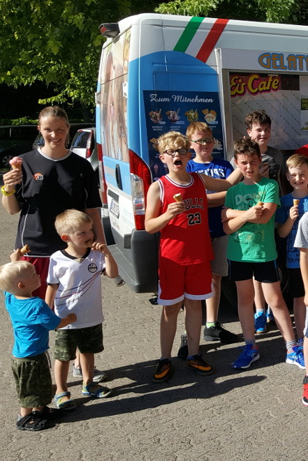 Ein leckeres Eis vor der Basketball-Sommerpause