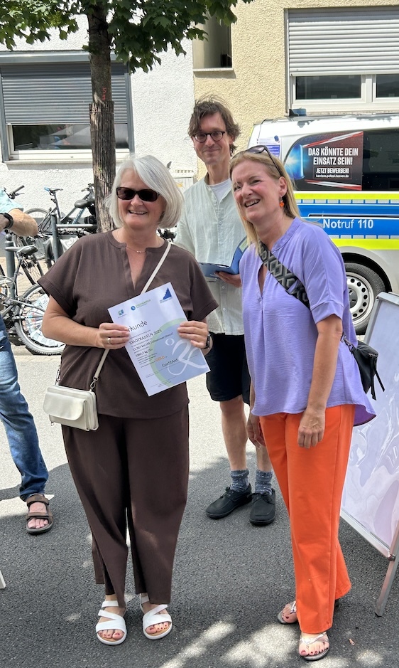 Anja und Nicole nehmen die Urkunde fürs Stadtradeln entgegen Anja und Nicole vom Concordia Vorstand nehmen die Urkunde fürs Stadtradeln entgegen