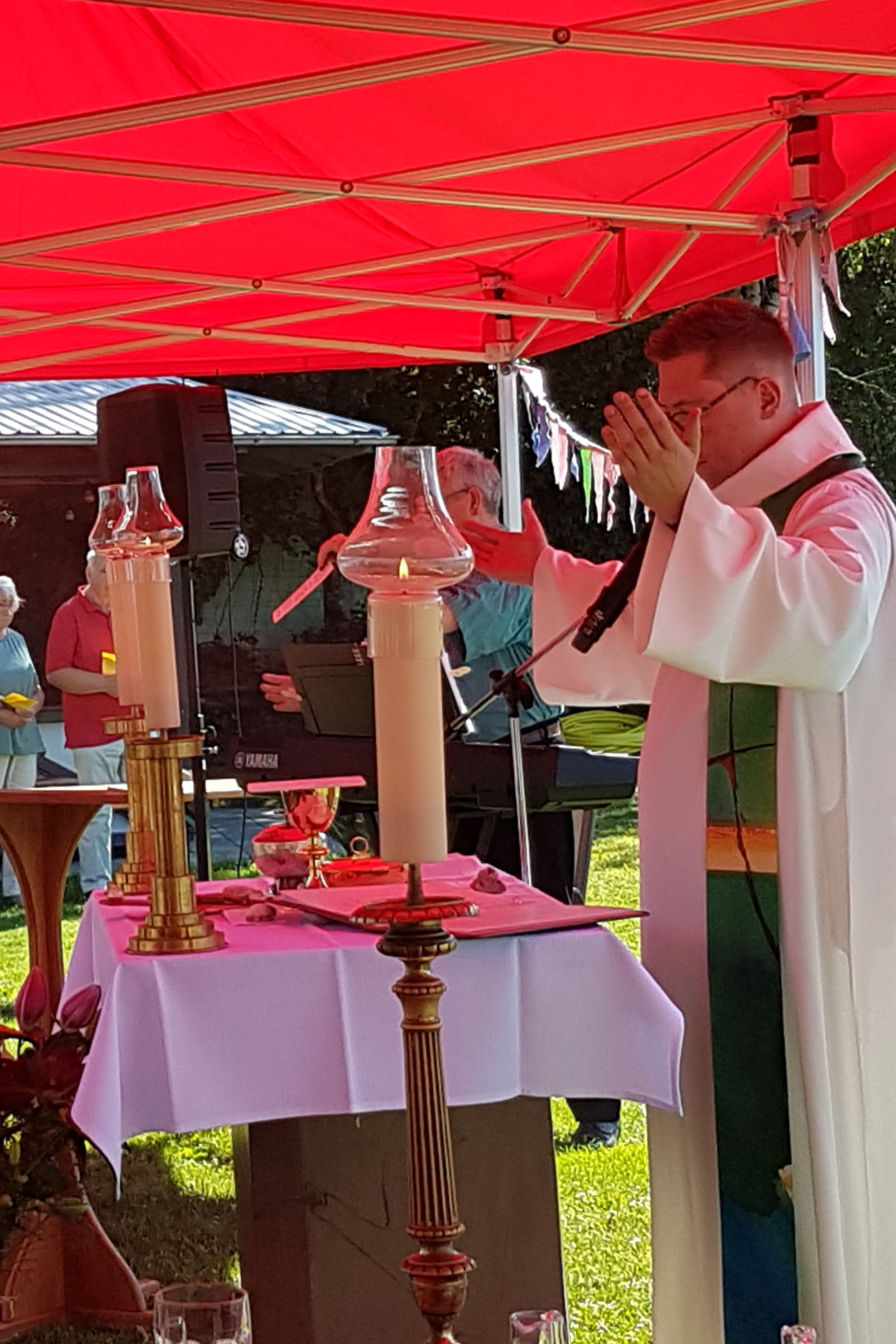 Gottesdienst unter freiem Himmel mit Pfarrer Christoph Nowak