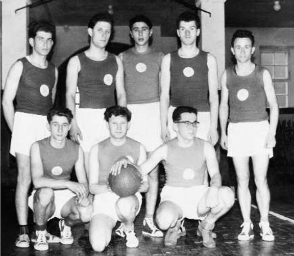 03_Unsere_Basketballer_vor_ihrem_ersten_Verbandsspiel_1957.PNG 