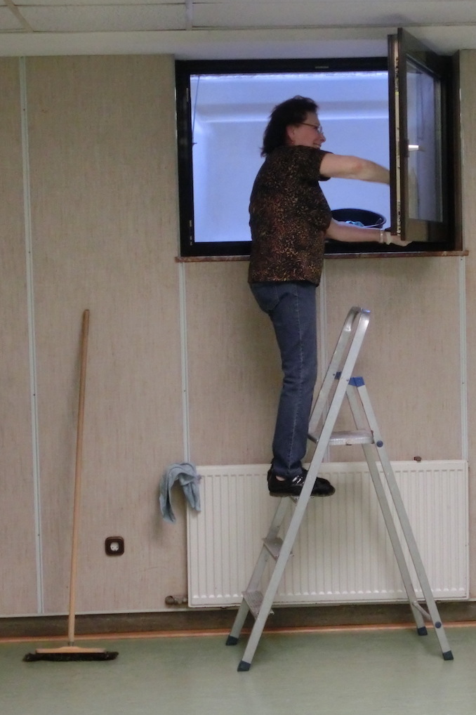 Irene beim Fensterputzen
