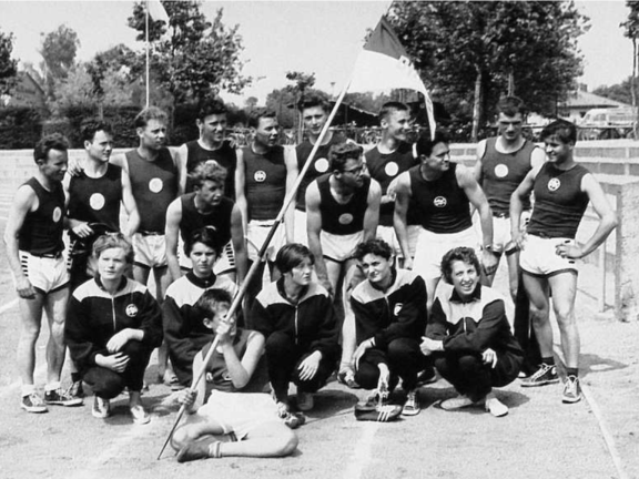 02_Leichtathletik-Mannschaft_beim_Diözesansportfest_1962_in_Rüsselsheim.PNG 