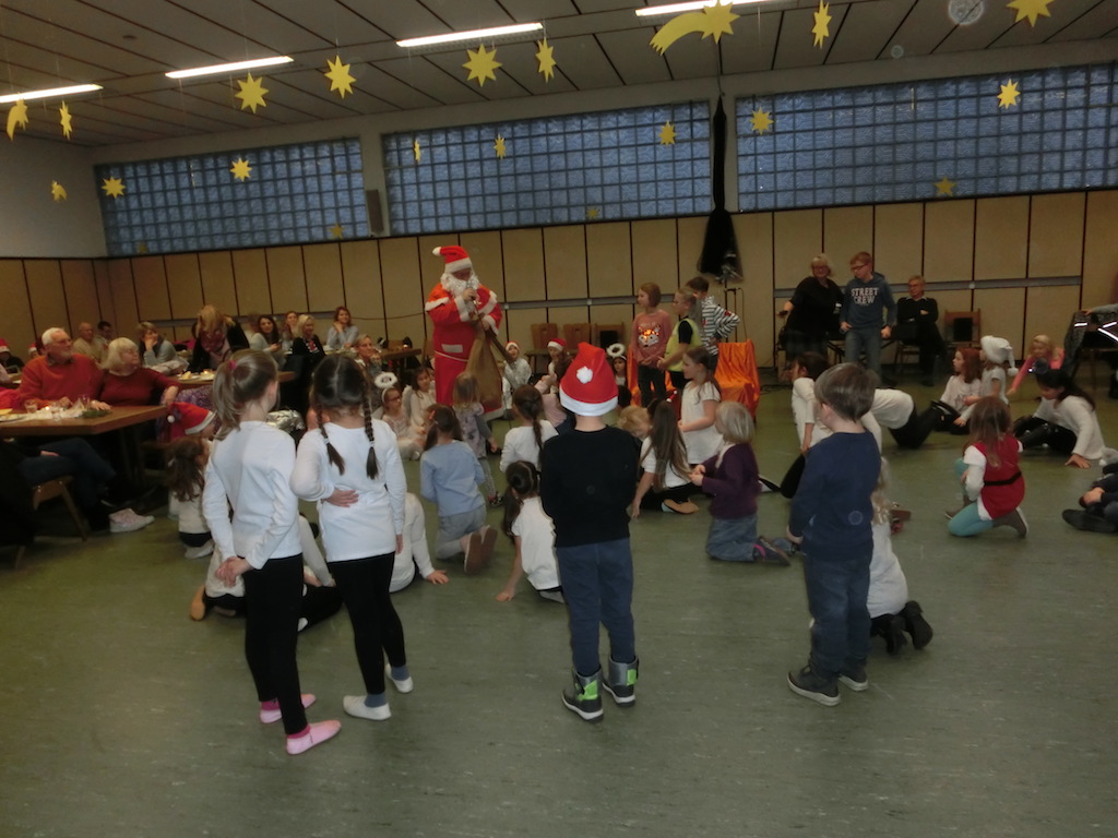 Volle Halle bei der Weihnachtsfeier